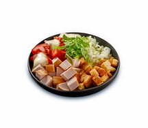 Салат с копчёной грудкой и помидорами