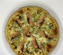 Пицца с лососем в сливочном соусе с соусом песто