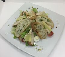 Салат Цезарь с куриной грудкой