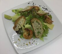 Салат Цезарь с креветками