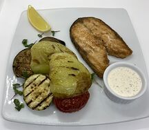 Стейк из семги по-лигурийски с овощами на гриле