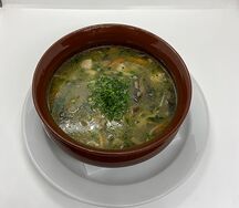 Куриный суп с домашней лапшой со сливками и грибами