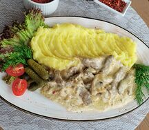 Бефстроганов с картофельным пюре