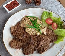 Медальоны из телятины с белыми грибами