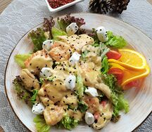 Тёплый салат с морепродуктами