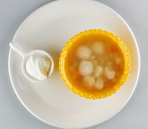 Суп с куриными фрикадельками и клецками