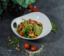 Зеленый салат с осьминогом