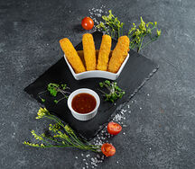 Моцарелла в хрустящей панировке с кисло-сладким соусом