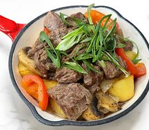 Сковородка с мраморной говядиной и картофелем