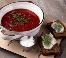 Борщ с салом и гренками