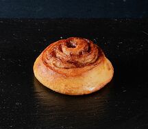 Булочка с корицей и джемом