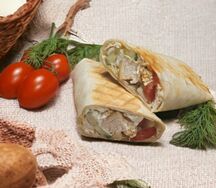 Шаверма с зажаренной свининой и луком