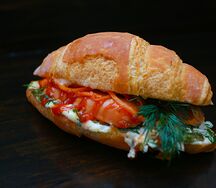 Сэндвич с сосиской (круассан)
