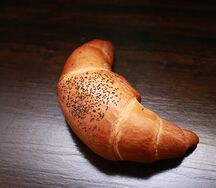 Рогалик с маком