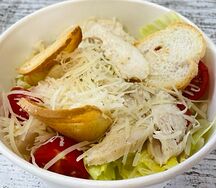 Салат Цезарь с курицей