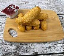 Сырные палочки с брусничным соусом