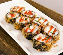 Темпура ролл с курицей и соусом чили