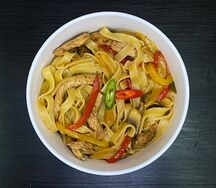 Феттуччине с курицей и овощами