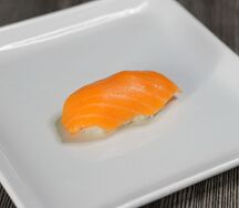 Суши с лососем