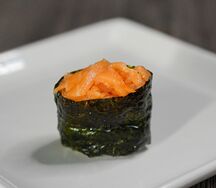 Гункан с лососем