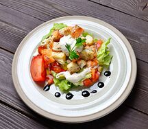 Салат с жареным лососем и судаком