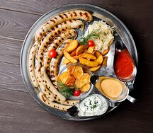 Фирменные колбаски на компанию