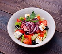 Салат овощной с сыром фета