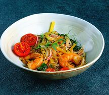 Салат с фунчозой и креветками