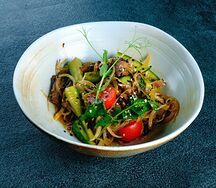 Салат с фунчозой и говядиной