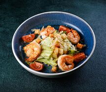 Салат цезарь с креветкой