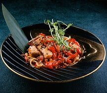 Вок с лососем и сладким чили