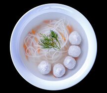 Бульон с куриными фрикадельками и лапшой