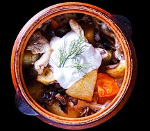 Жаркое из курицы с грибами, картофелем и овощами