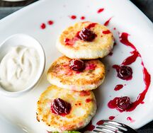 Сырники со сметаной и джемом