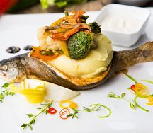 Форель с овощами
