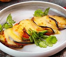 Баклажаны и цукини, запеченные с томатами и сыром сулугуни