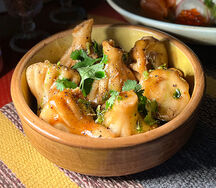 Мини-хинкали с ягнёнком и копчёным сулугуни в перечном соусе