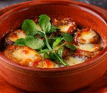 Шампиньоны с сулугуни на кеци