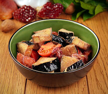 Салат с розовыми томатами и баклажанами