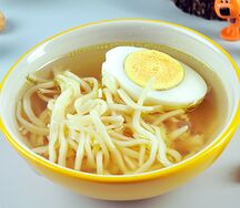 Куриный бульончик с яйцом, курочкой и домашней лапшой