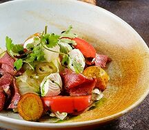 Салат с ростбифом, сливочным надуги и свежими овощами