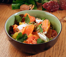 Салат с форелью, апельсином и творожным сыром