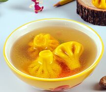 Мини-хинкали с цыпленком в курином бульоне