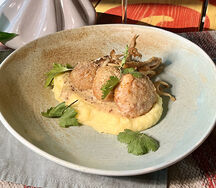 Котлетки из цыпленка на картофельном пюре