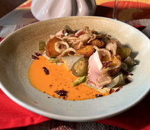 Салат с копчёным окороком, истобенским огурцом и вяленой клюквой