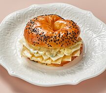 Бейгл гриль-чиз со сливочной моцареллой, гаудой и пикантным сыром дорблю