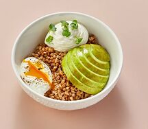 Гречневая каша с яйцом пашот, авокадо и крем-чизом