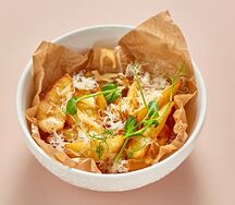 Картофельные дольки с сырным соусом и Пармезаном