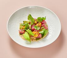 Салат с розовым тунцом, манго и авокадо