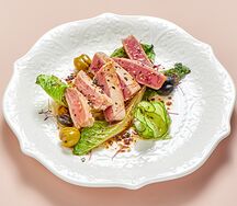 Стейк из розового тунца с романо гриль